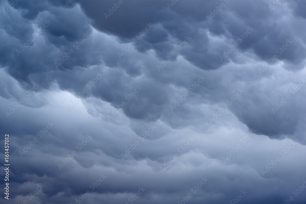 Obraz premium Mammatus Cloud formation in a dramatic dark blue sky