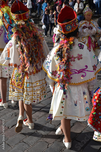 Péruviennes en costumes de fête plaza de Armas à Cusco au Pérou