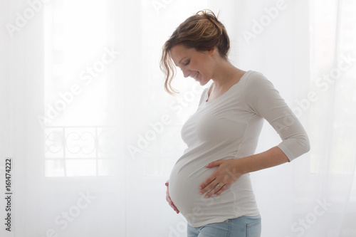 Canvastavla Pregnant woman touching belly
