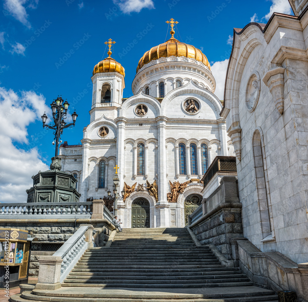 На ступенях Храма On the steps of the Cathedral of Christ the Savior