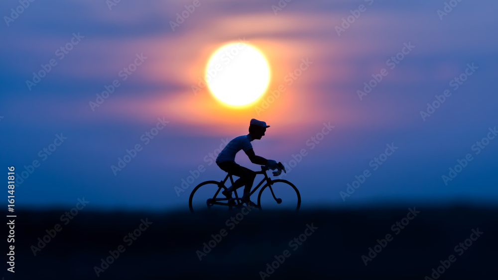 Fototapeta premium Silhouettes model of cyclists on the beach with sunset.
