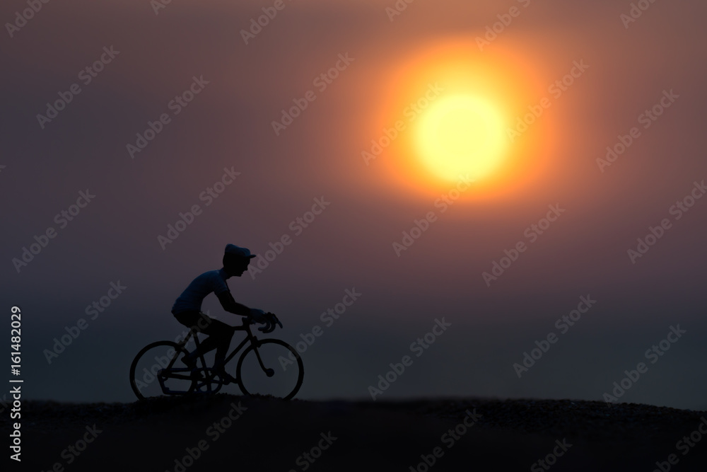 Fototapeta premium Silhouettes model of cyclists on the beach with sunset.