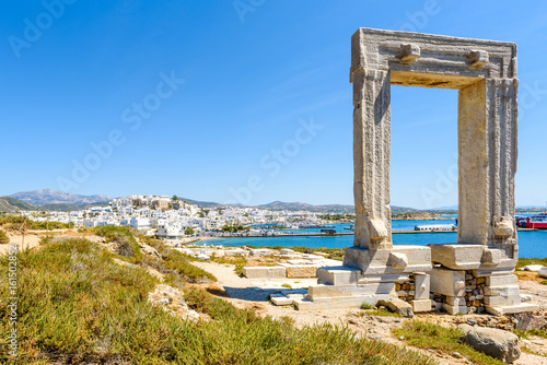 Obraz na plátně The Portara, one of Naxos most famous landmarks connected to Naxos (Chora) town by a causeway