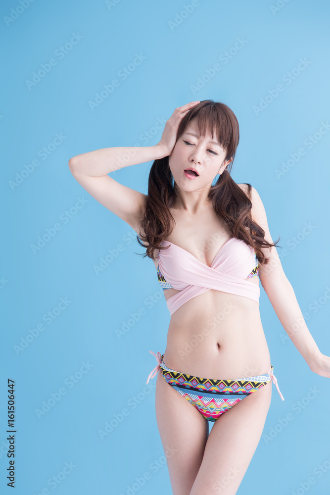 Obraz premium 水着の女性・ブルーバック