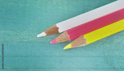 crayons de couleurs sur fond bois bleu