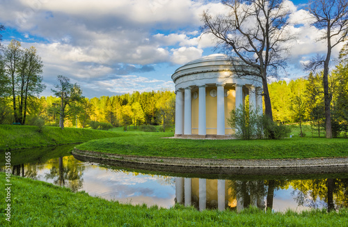 Tableau sur toile The Temple of Friendship at Slavyanka River in Pavlovsk Park near Saint-Petersbu