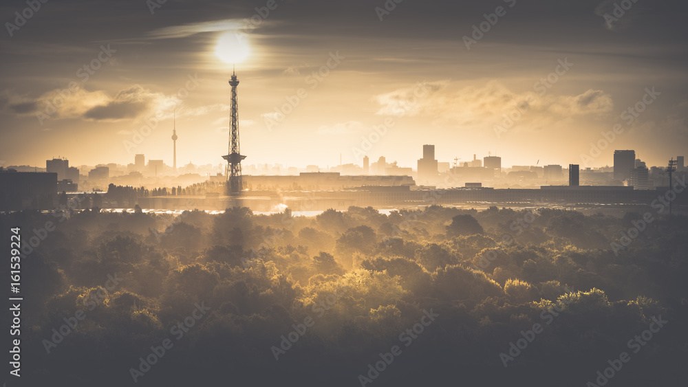 Berliner Fernsehturm und Funkturm zum Sonnenaufgang