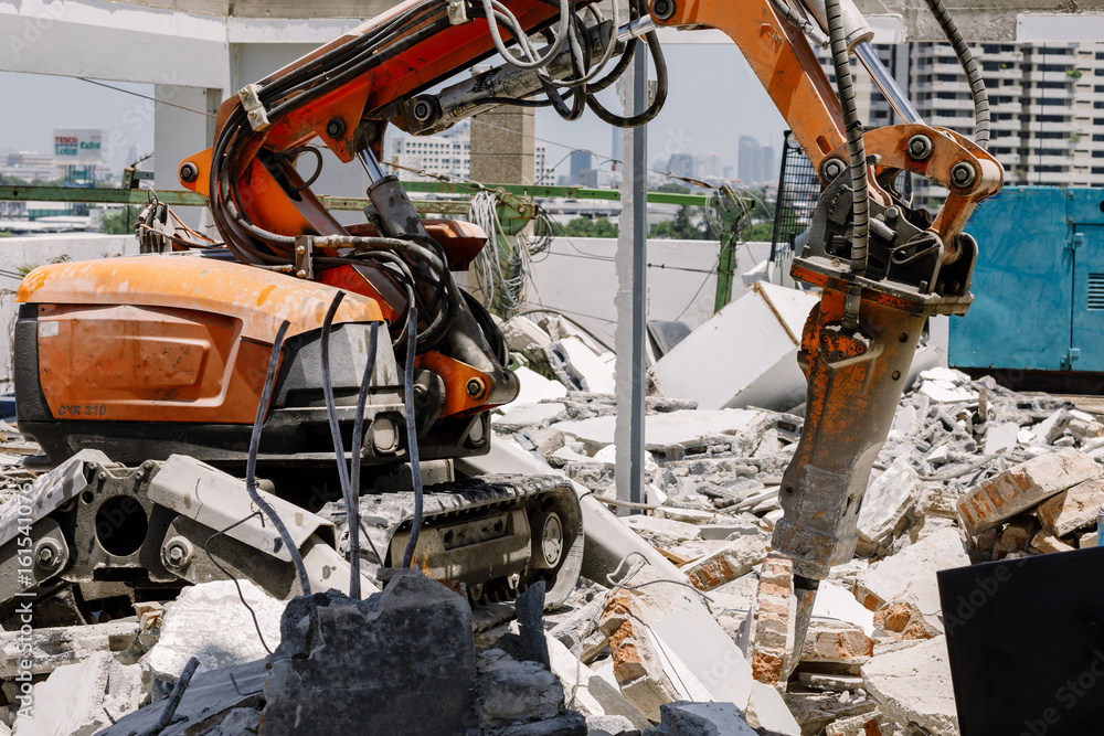 Robot Equipment is destroying the floor and wall To destroy the old building