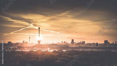 Berlin am Morgen zum Sonnenaufgang photo