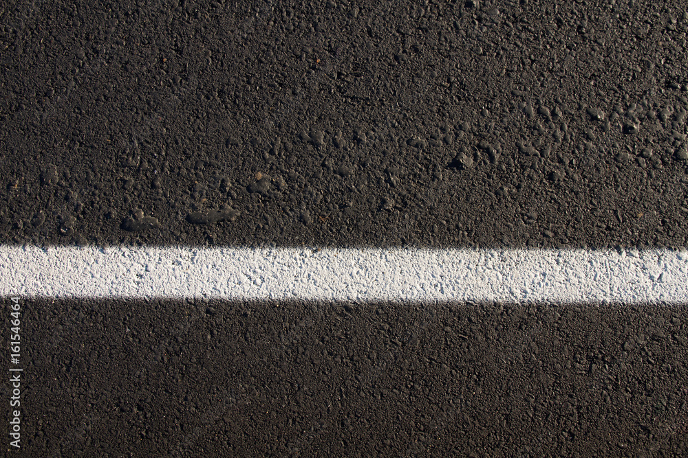 Fototapeta premium Detalle de Linea de señalización de carril Blanca en Asfalto de Carretera Negro 