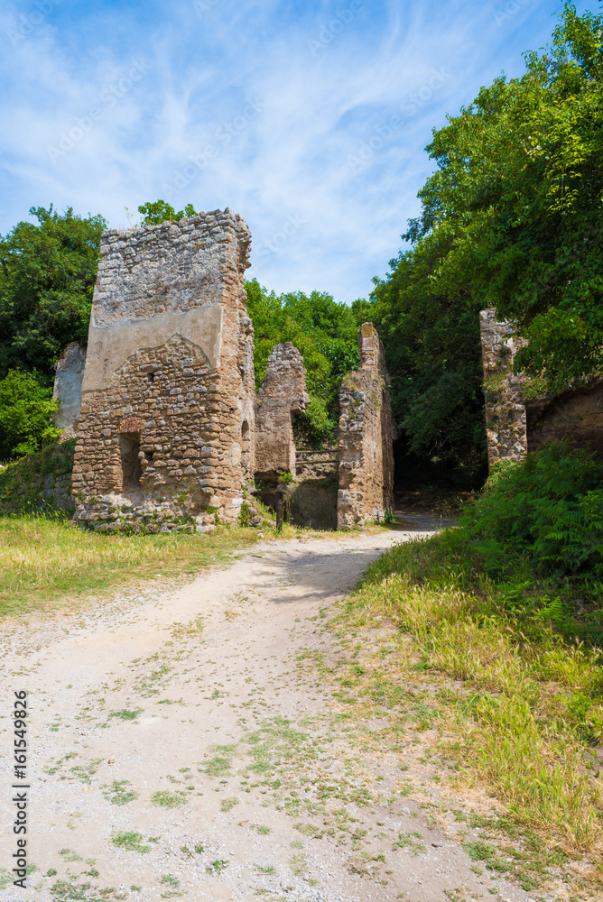 Monterano (also known as Ancient Monterano) is a ghost town in Italy , located in the province of Rome, perched on the summit plateau of the hill tuff.