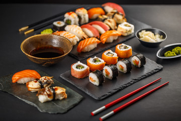 Gordijnen Sushi bar Heerlijke sushi set met sojasaus  © Grafvision