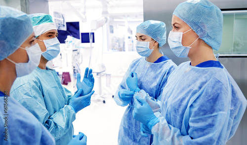 Obraz na plátně group of surgeons in operating room at hospital