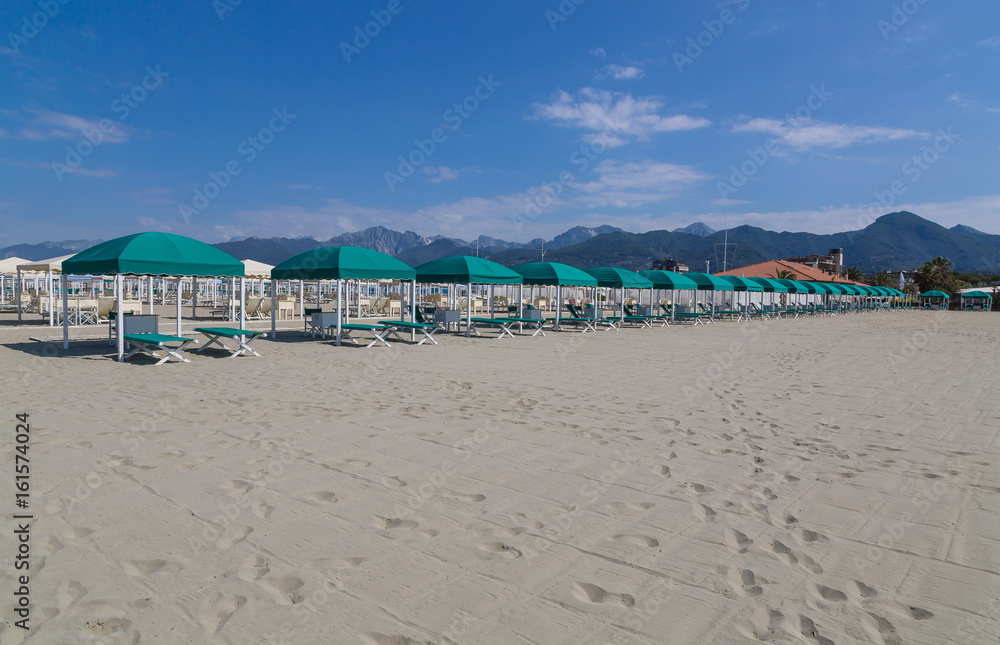 Forte dei Marmi Strandliegen am Strand mit Sonnenschutz