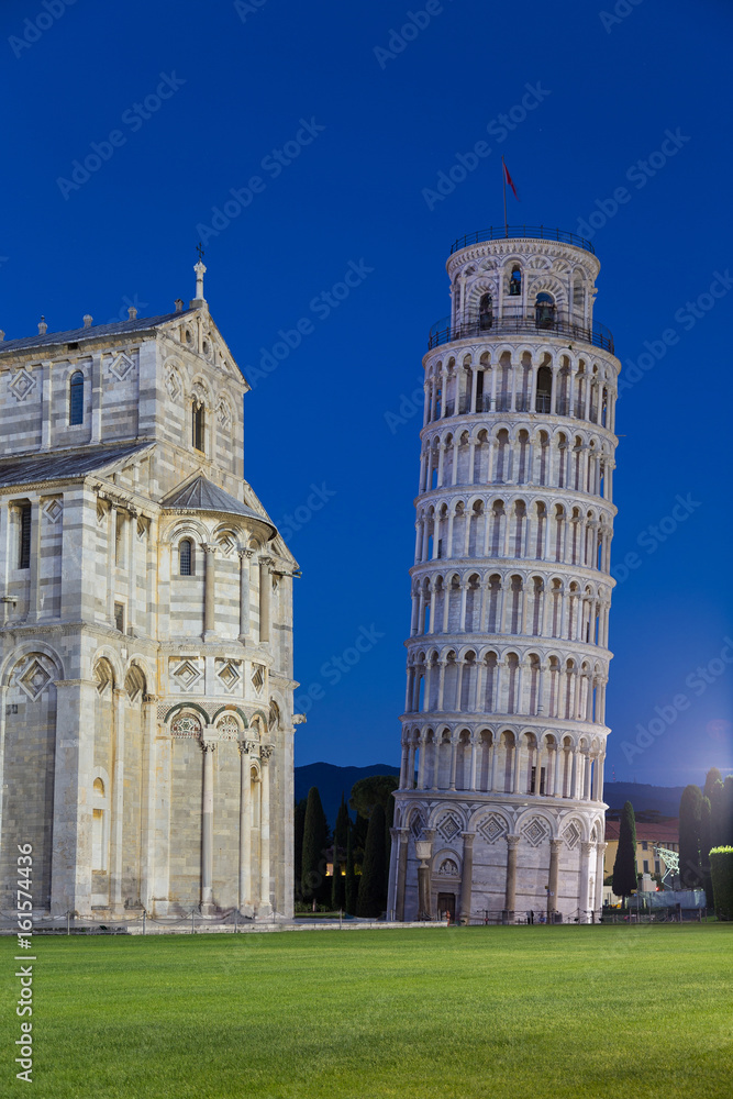 Schiefer Turm von Pisa bei Nacht