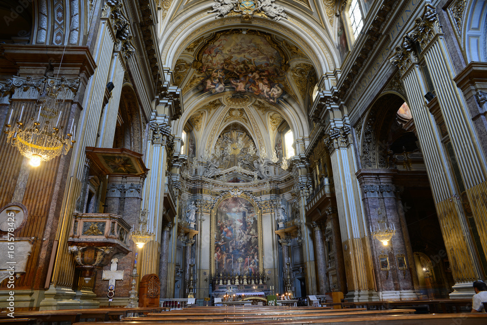Intérieur de la basilique des Saints-Apôtres à Rome