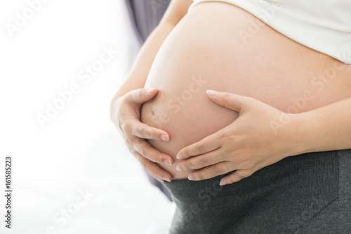 Size of belly eight month pregnant women © comzeal