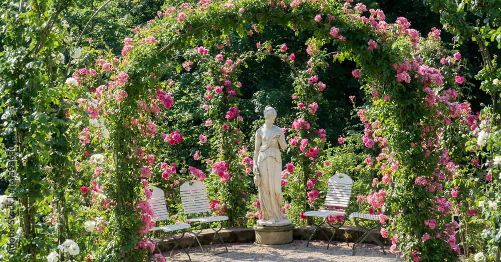 rosenpavillon mit statue Stock-Foto | Adobe Stock