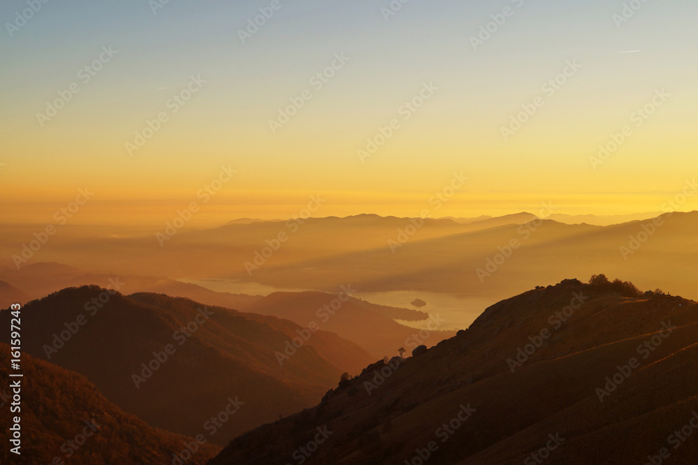 Paesaggio di montagna al tramonto con vista aerea Lago D'Orta