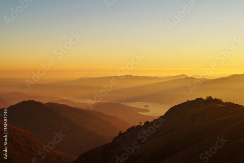Paesaggio di montagna al tramonto con vista aerea Lago D'Orta
