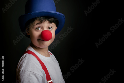 niño con nariz de payaso