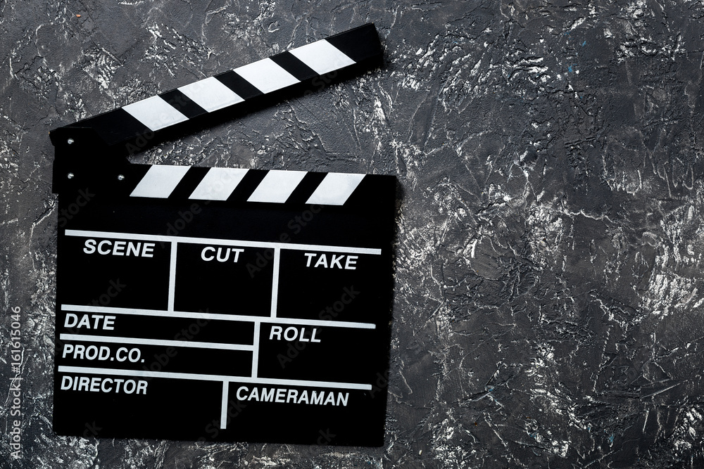 Obraz premium Film clapperboard na szarym kamiennym stole tło widok z góry copyspace