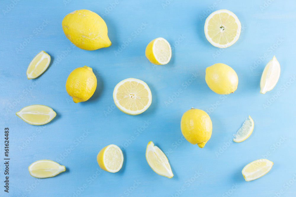 Fresh lemon citrus fruits slices pattern on blue bakground