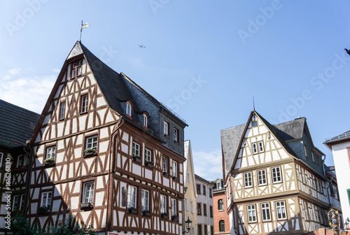 Kirschgarten in Mainz Fachwerkhaus Fachwerkhäuser bei blauen Himmel