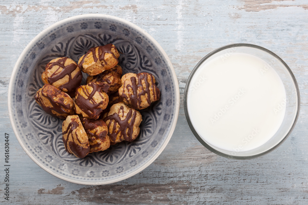 Fototapeta premium Glass of milk with chocolate biscuits
