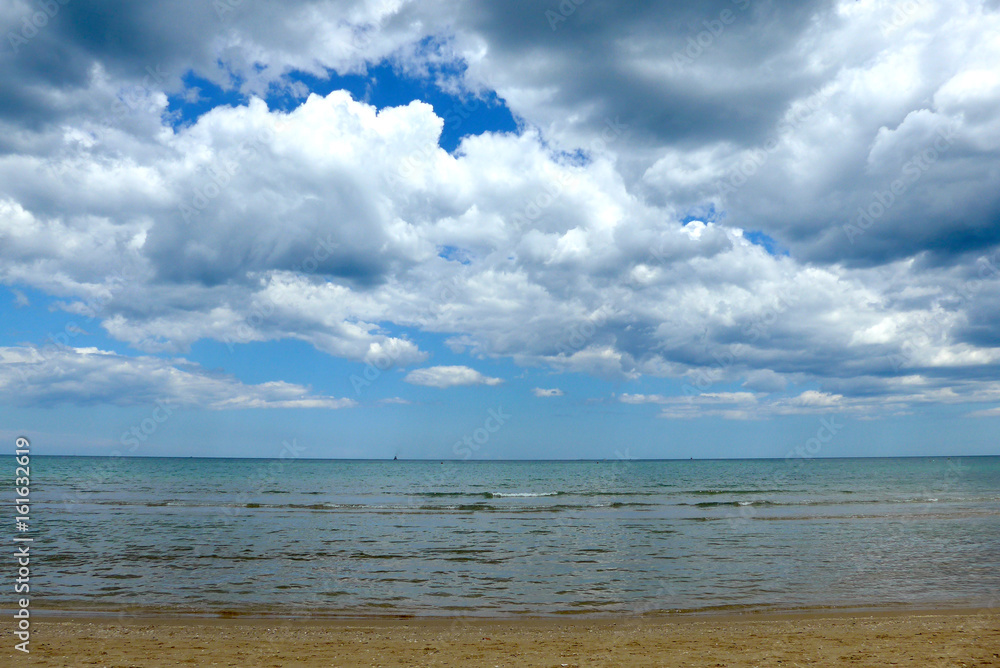 Nuvole sopra il mare