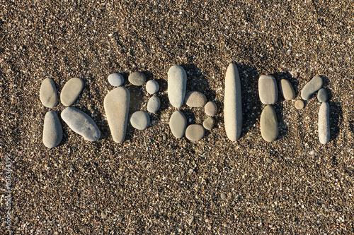 буквы из камня мозаика на песке