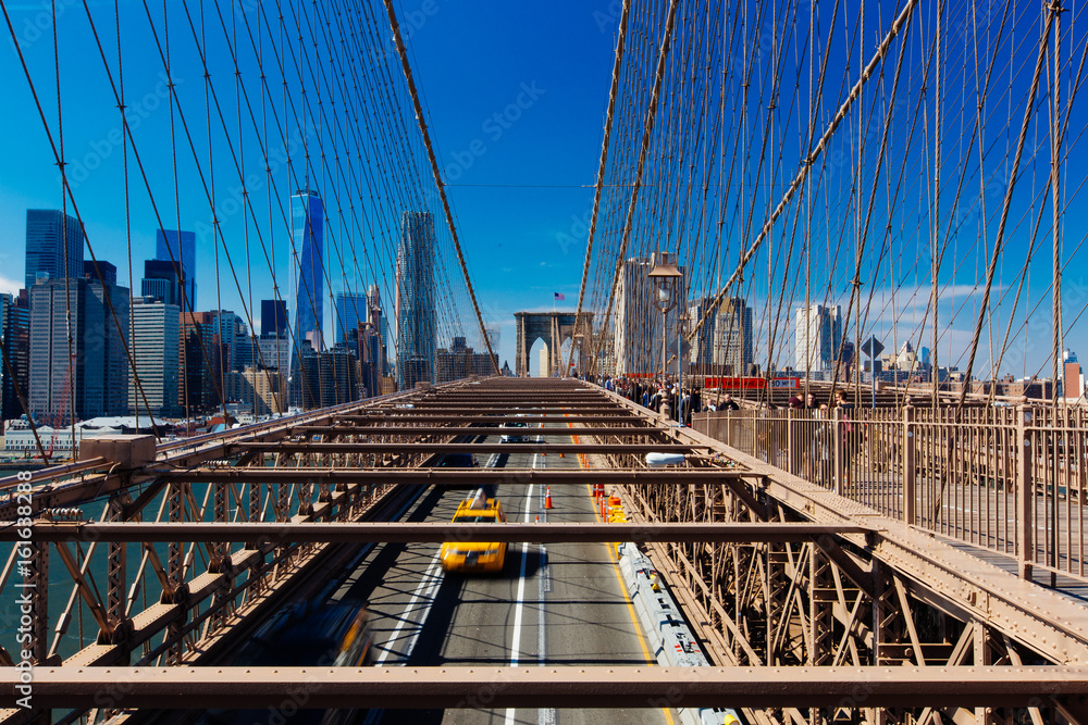 Fototapeta premium Brooklyn Bridge Traffic, Nowy Jork Stany Zjednoczone
