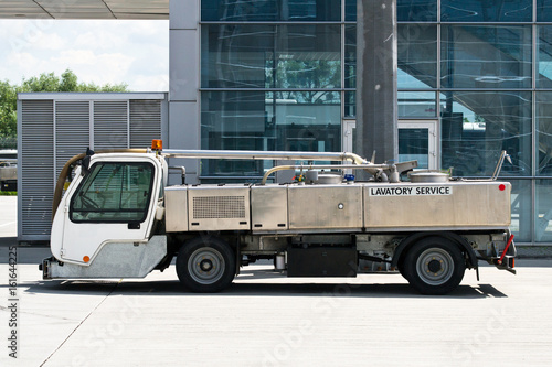 Special airport lavatory service vehicle