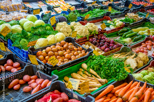 Farbenfrohes Gemüse auf Marktstand