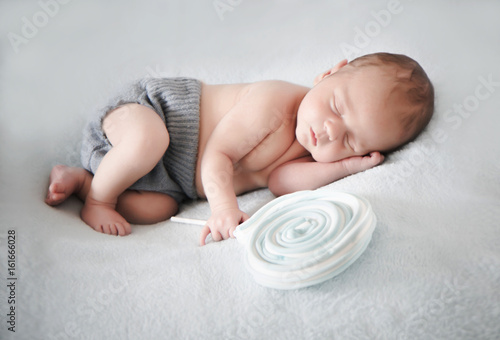 Two weeks old baby to sleep with candy