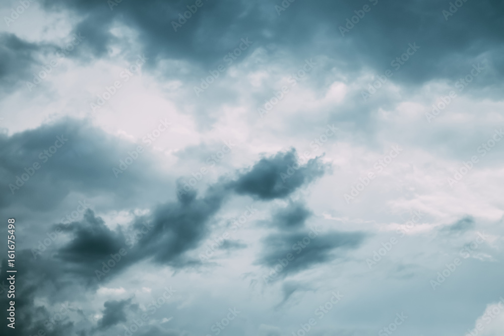 Obraz premium Dramatic black clouds and thunderstorm before rainy