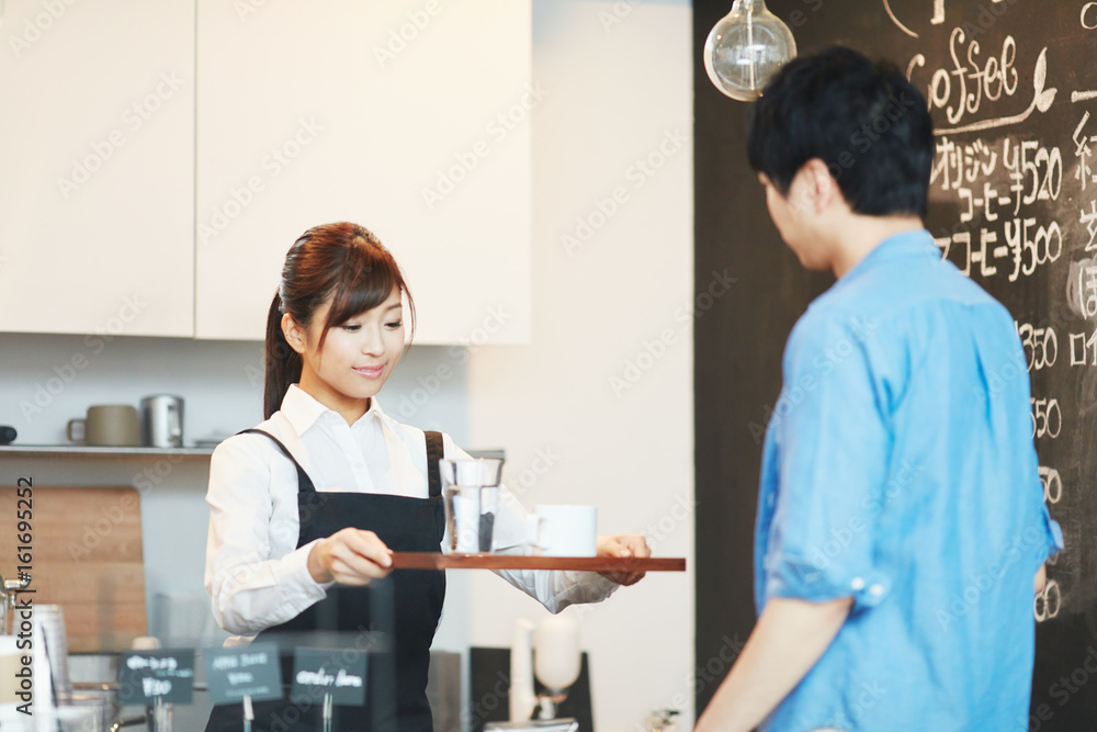 カフェで働く女性 カフェで働く女性