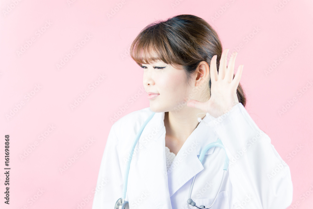 白衣の女性・ピンクバック