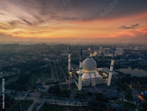 Bilde på lerret Aerial view of Shah Alam Mosque during sunrise