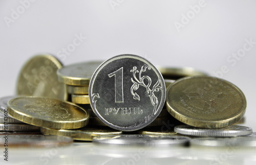 российский рубль на фоне монет