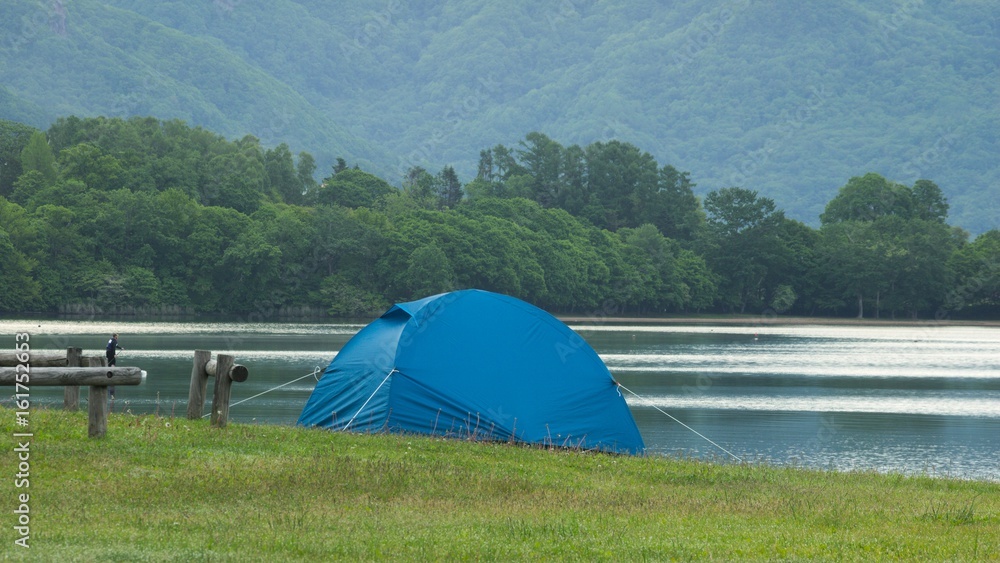 初夏の湖畔　水色のテント