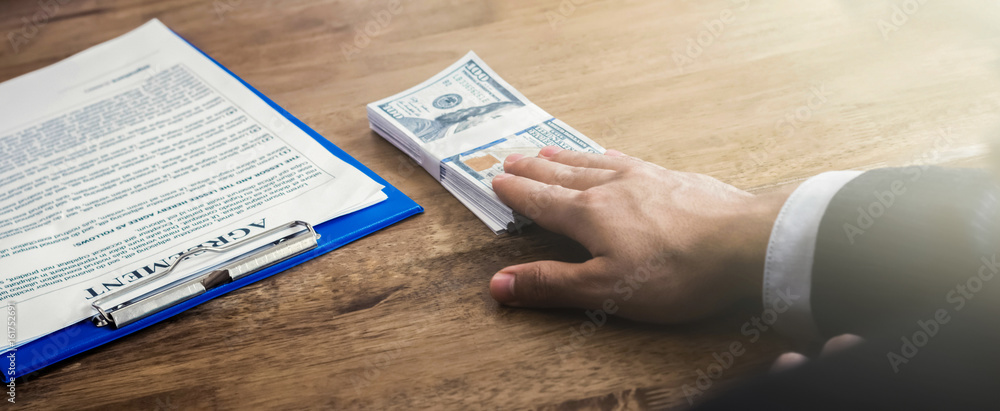 Obraz premium Businessman offering money while making an agreement