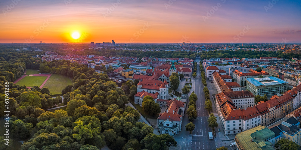 Sonnenaufgang über der Stadt München