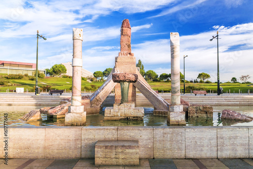 Obraz na plátne Memorial fountain in honor of the April revolution of carnations in Lisbon