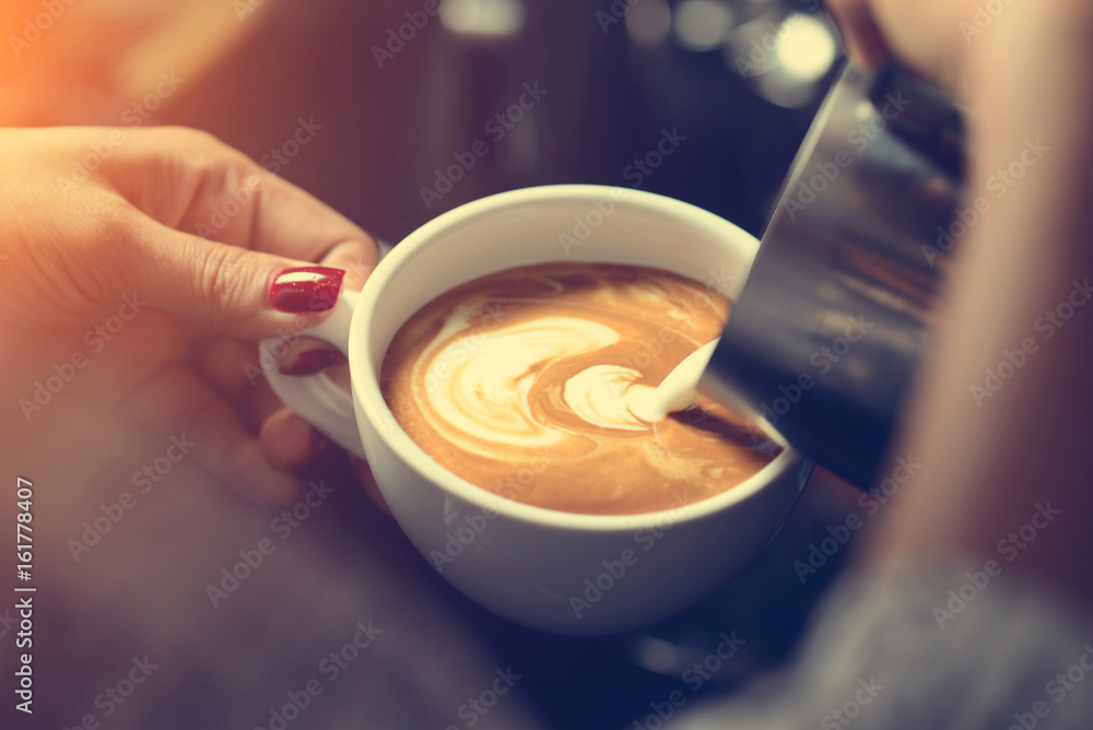 Fototapeta jak zrobić latte art przez barista skupić się w mleku i kawie w kolorze vintage