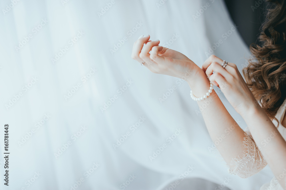 Fototapeta premium the bride wears a bracelet on hand