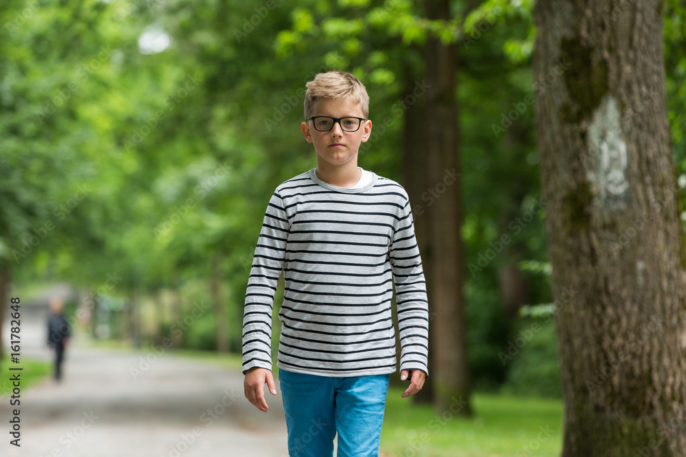 Jugendlicher / Kind / Heranwachsender spielt mit Skateboard / Fährt Skateboard Jugendlicher / Kind / Heranwachsender spielt mit Skateboard / Fährt Skateboard