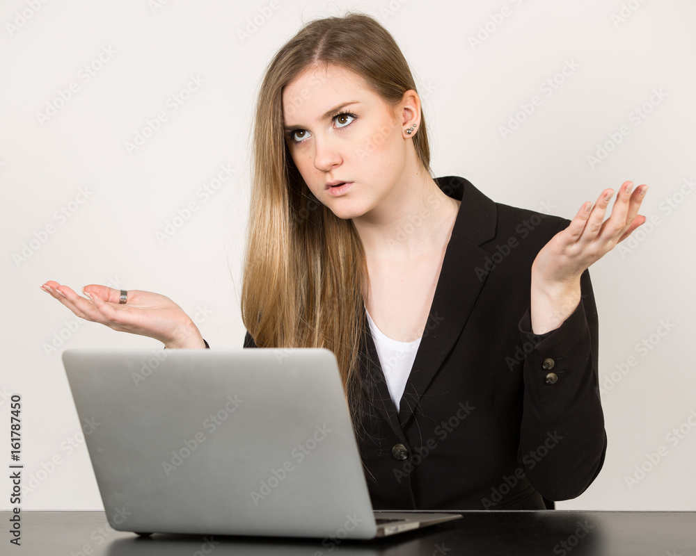 junge Frau / Business Frau arbeitet vor Laptop / PC / Computer mit verschiedenen Emotionen junge Frau / Business Frau arbeitet vor Laptop / PC / Computer mit verschiedenen Emotionen