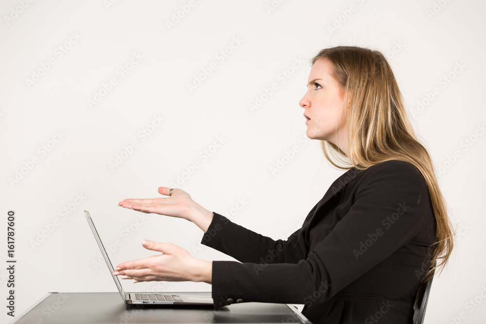 junge Frau / Business Frau arbeitet vor Laptop / PC / Computer mit verschiedenen Emotionen junge Frau / Business Frau arbeitet vor Laptop / PC / Computer mit verschiedenen Emotionen