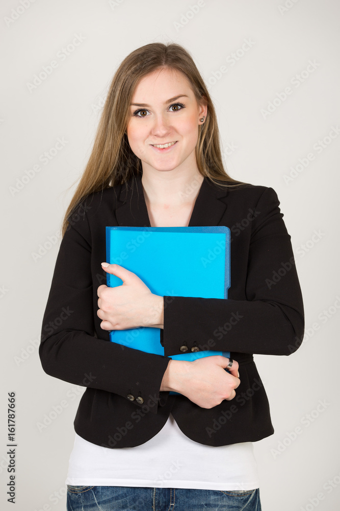 Junge Business Frau / Mädchen / Jugendliche mit blauer Mappe Bewerbung vor weiß Junge Business Frau / Mädchen / Jugendliche mit blauer Mappe Bewerbung vor weiß